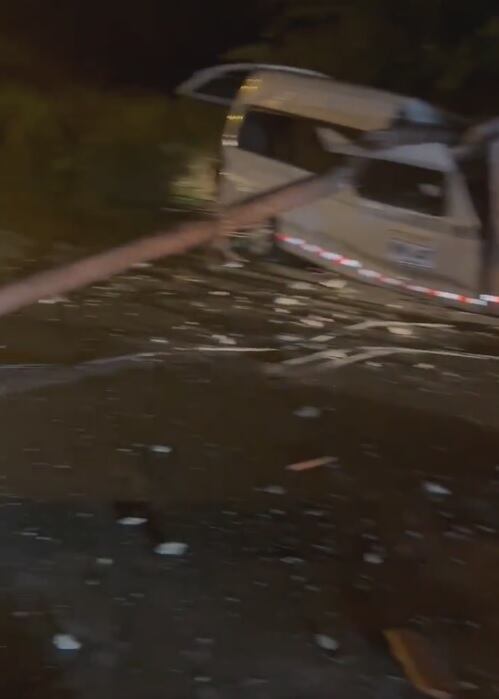 Un poste cayó sobre una buseta escolar en la vía Cali - Jamundí.