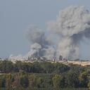 Humo se eleva luego de un bombardeo israelí en la Franja de Gaza, visto desde el sur de Israel, el lunes 4 de diciembre de 2023. (AP Foto/Ohad Zwigenberg)