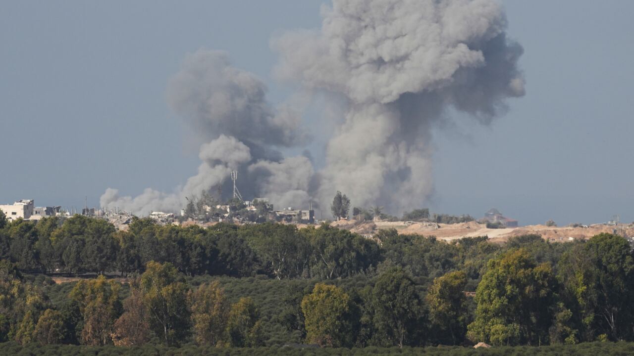 Humo se eleva luego de un bombardeo israelí en la Franja de Gaza, visto desde el sur de Israel, el lunes 4 de diciembre de 2023. (AP Foto/Ohad Zwigenberg)