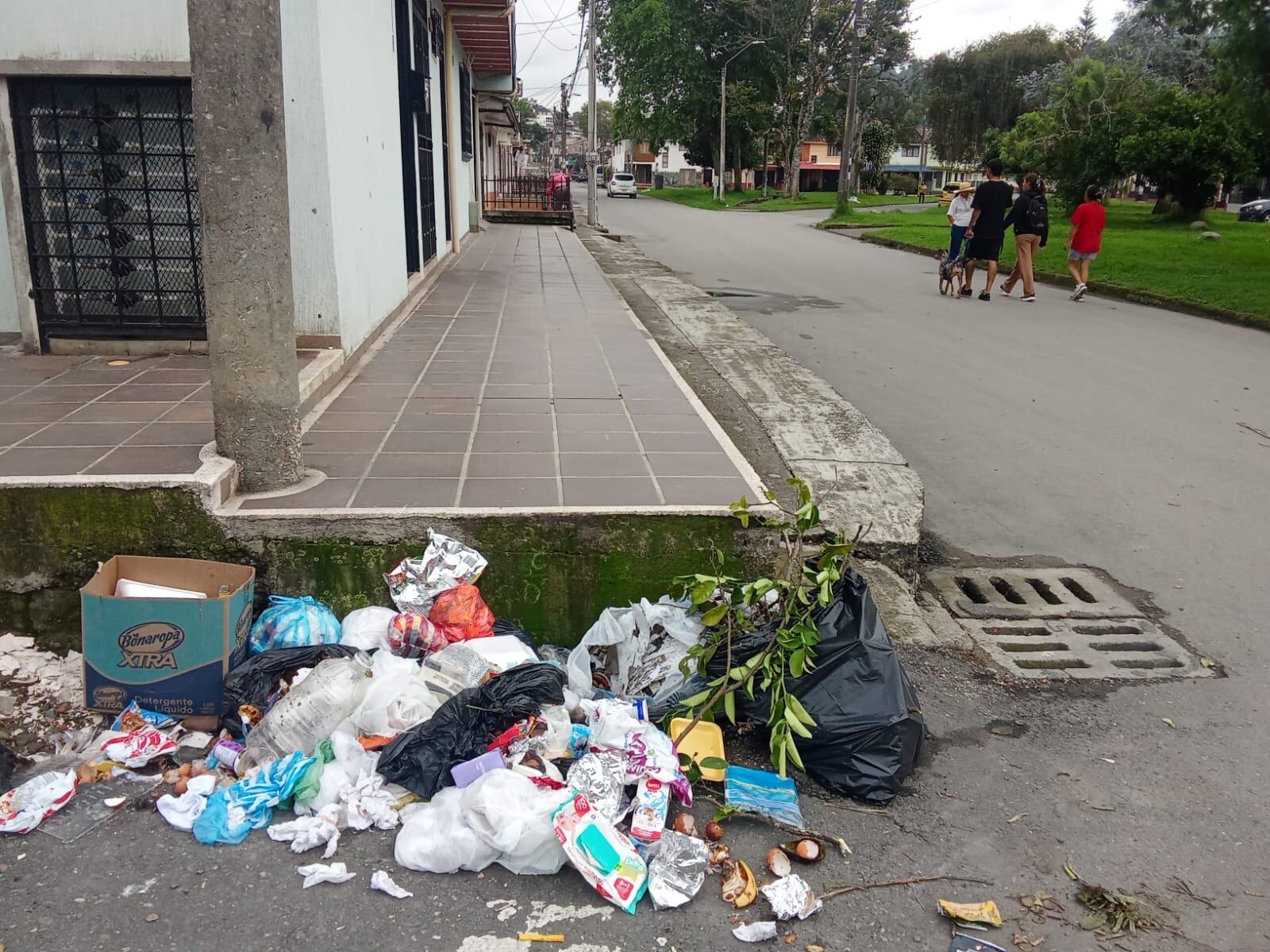 En Popayán ya empiezan a formarse los montículos de basura en las vías, esquinas y otros sitios públicos, como reportan los mismos ciudadanos.