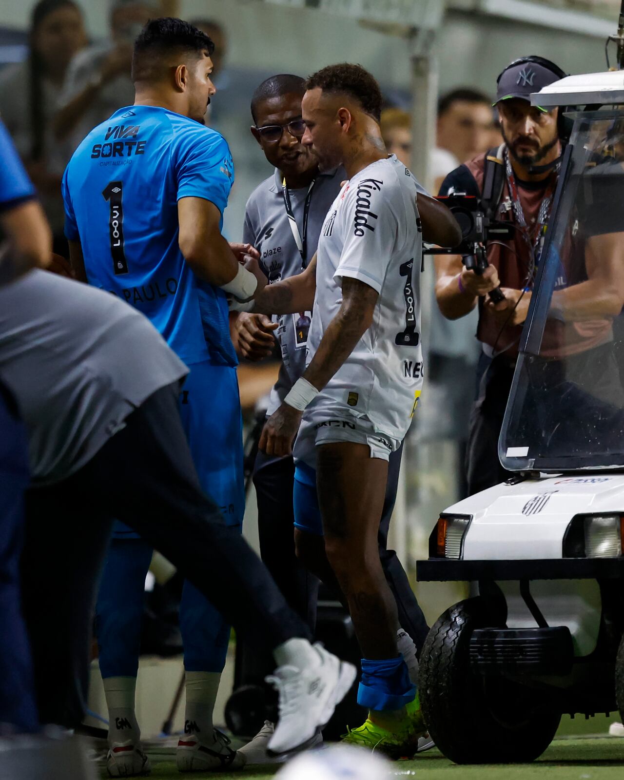 Neymar abandonó el terreno de juego entre lágrimas debido a su nueva lesión.