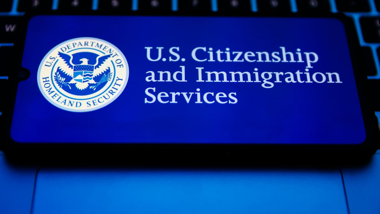 La regla de los 5 años para permisos laborales, que aplica la USCIS en Estados Unidos(Foto de Beata Zawrzel/NurPhoto vía Getty Images)