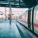 A la situación que se presenta en los aeropuertos, el sindicato de ferrocarriles y transportes EVG convocó paros en todo el país.