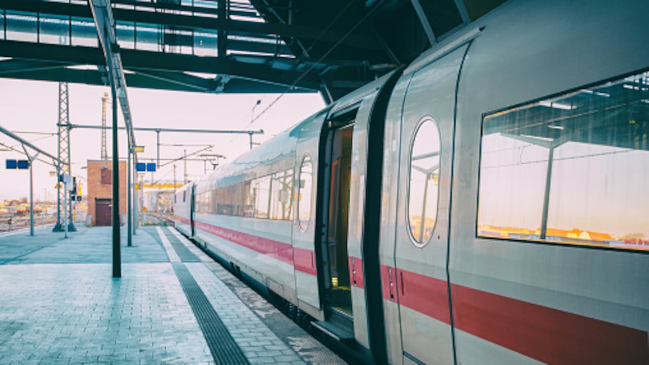 El gestor de la red ferroviaria Adif y el operador estatal del servicio Renfe señalaron que “un grupo de personas cruzó la vía en un punto no autorizado. (Imagen de referencia).