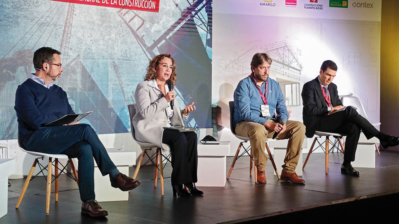 Álvaro García, director ejecutivo de Foros Semana; Sandra Forero, presidenta ejecutiva de Camacol; Lucas Gómez, gerente de Trazos Urbanos, y Mauricio Patiño, gerente general de Construcciones Planificadas.