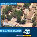 Estas imágenes aéreas tomadas de un video proporcionado por la televisora KABC muestran una casa incendiándose (izquierda) en Acton, California, y una estación de bomberos en la que se registró un tiroteo en Santa Clarita, California, el martes 1 de junio de 2021. (KABC-TV vía AP)