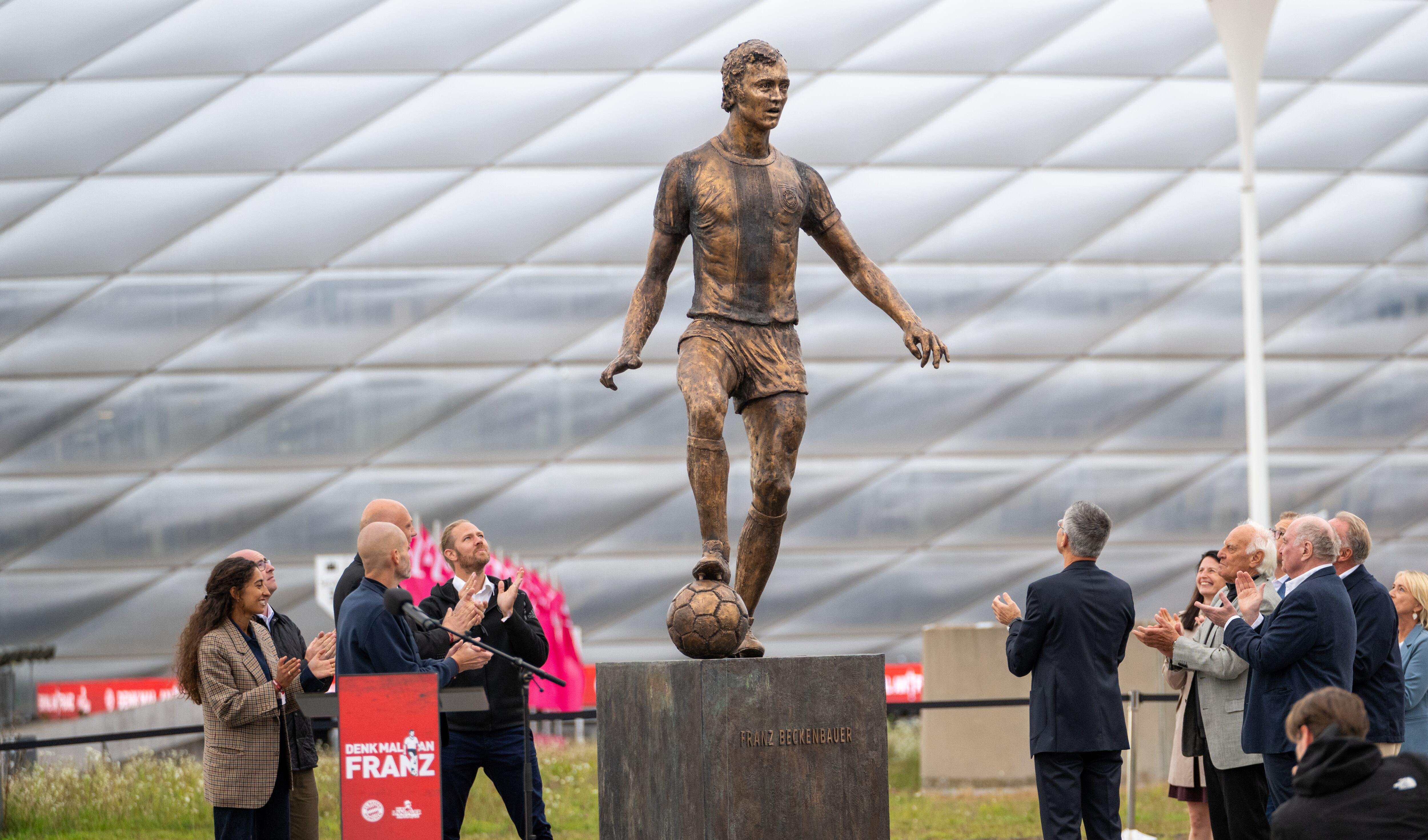 Estatua a Franz Beckenbauer en el Allianz Arena de Múnich.