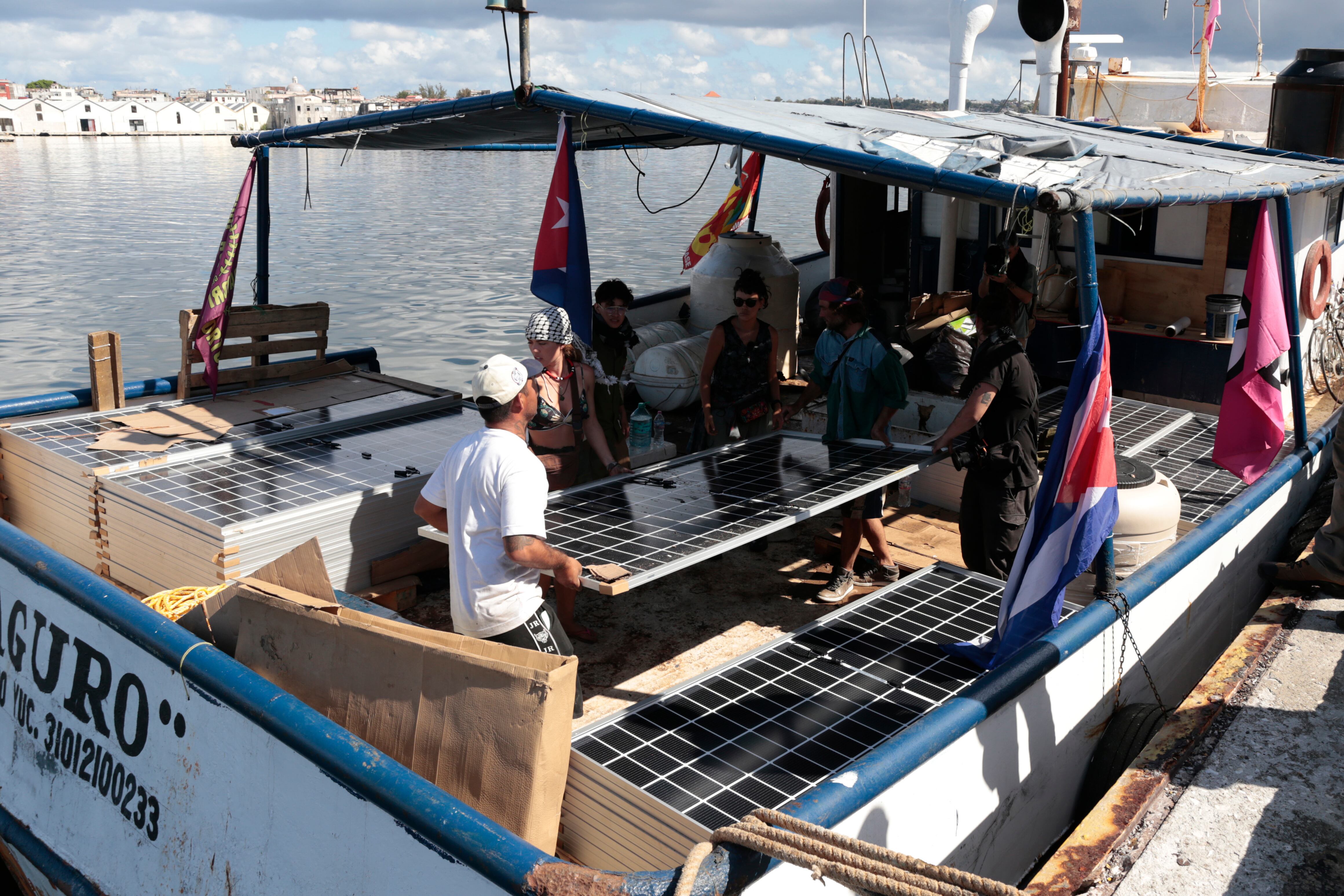 Activistas del buque Maguro, procedente de México, descargan paneles solares y otra ayuda humanitaria del convoy "Nuestra América" ​​en el puerto de la bahía de La Habana, Cuba, el martes 24 de marzo de 2026.