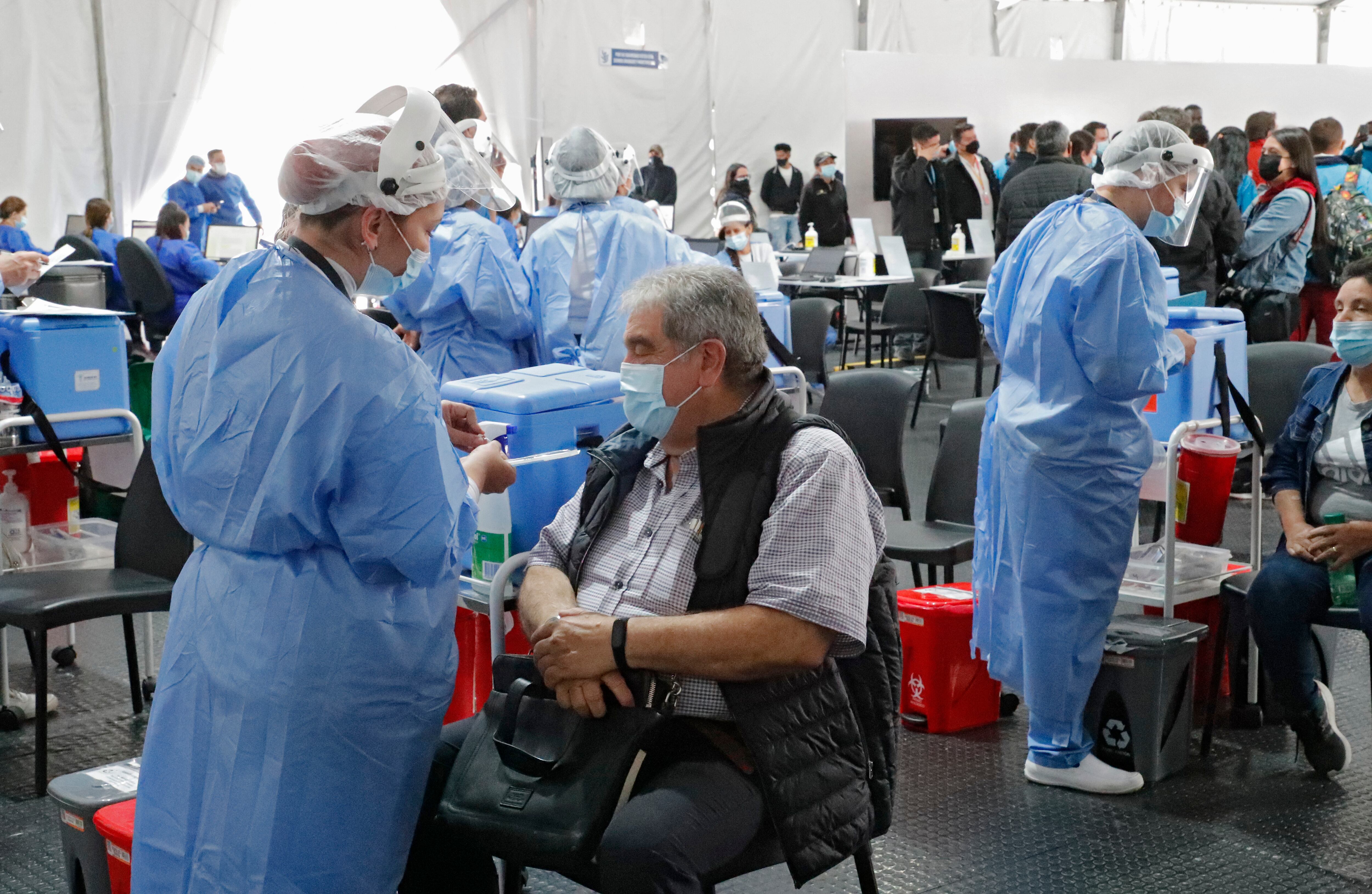 Vacunación contra la Covid 19 para mayores de 70 años tercera dosis en Bogotá
Centro Comercial Gran Estacion
Octubre 31 del 2021
Foto Guillermo Torres Reina / Semana