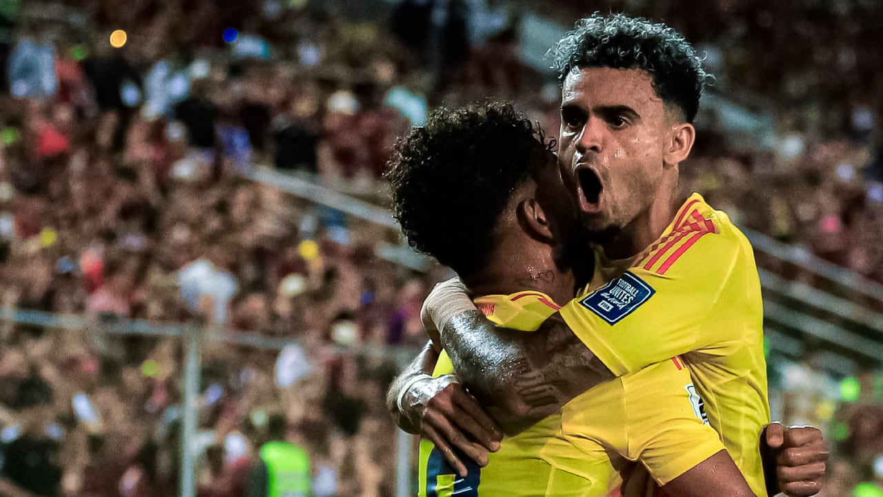 Luis Díaz celebrando un gol de la Selección Colombia con Luis Suárez.