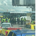 Pasajeros, hinchas del equipo de fútbol Nacional, según dijo Latam, bloquearon la pista de el aeropuerto El Dorado