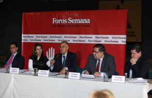 De izquierda a derecha; Armando Benedetti, Senador de la republica; Luz María Sierra, Editora General Revista Semana; Alfonso Gómez Méndez, Ex fiscal; José Posada, Medico y asesor del Ministerio de Protección Social y Juan Carlos Vélez, Senador de la Republica.