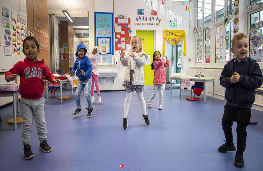 En la escuela primaria Earlham se redujeron los estudiantes por salón para mantener el distanciamiento. Londres, Inglaterra // AFP/Justin Setterfield.
