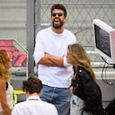 El exdefensor español de Barcelona Gerard Piqué (C) y su novia Clara Chía Martí (R) asisten a la carrera de Moto2 del Gran Premio de Moto de Cataluña en el Circuito de Cataluña de Montmeló, en las afueras de Barcelona, el 3 de septiembre de 2023. ( Foto de Josep LAGO/AFP)