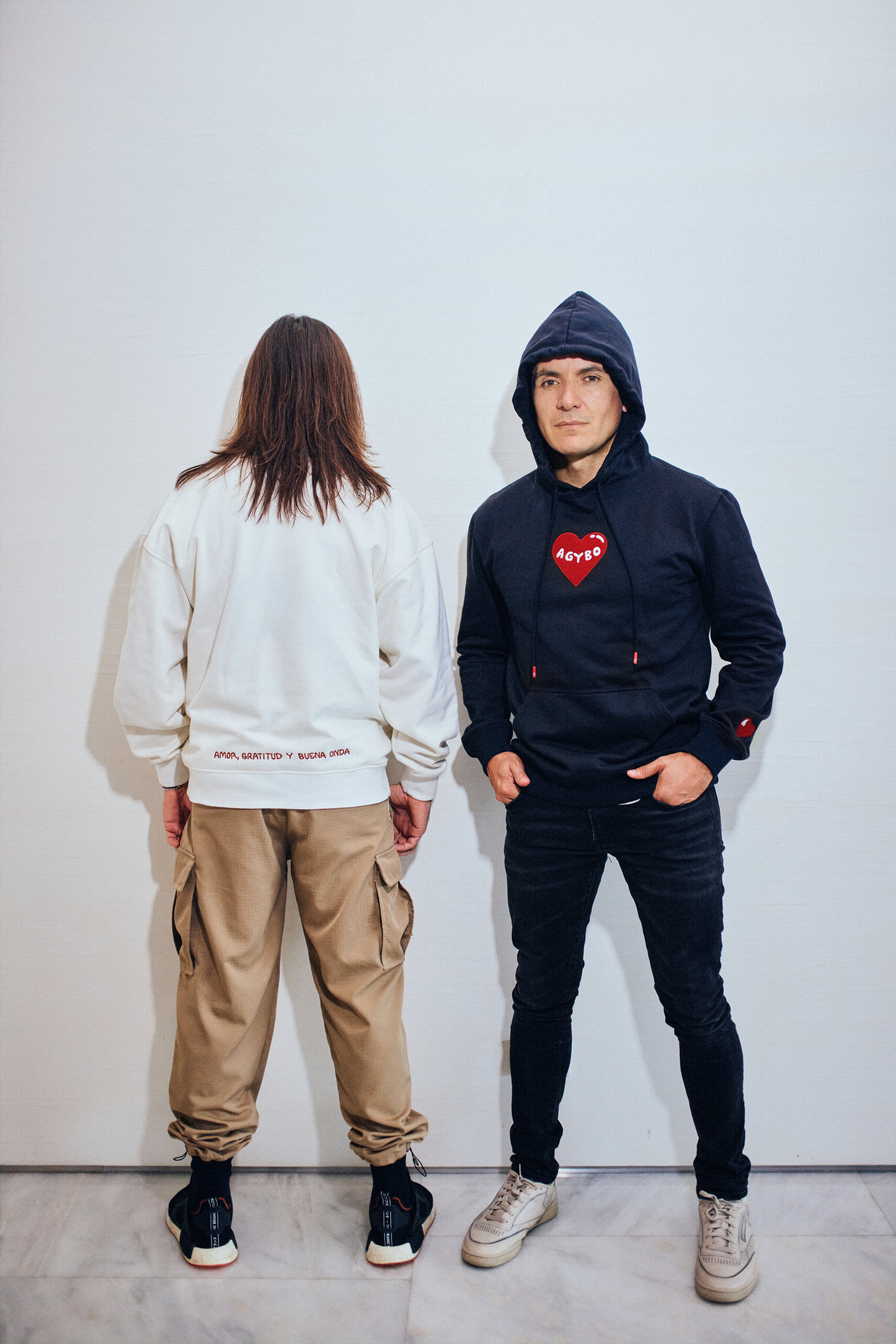 Juanes y Fonseca con ropa AGYBO