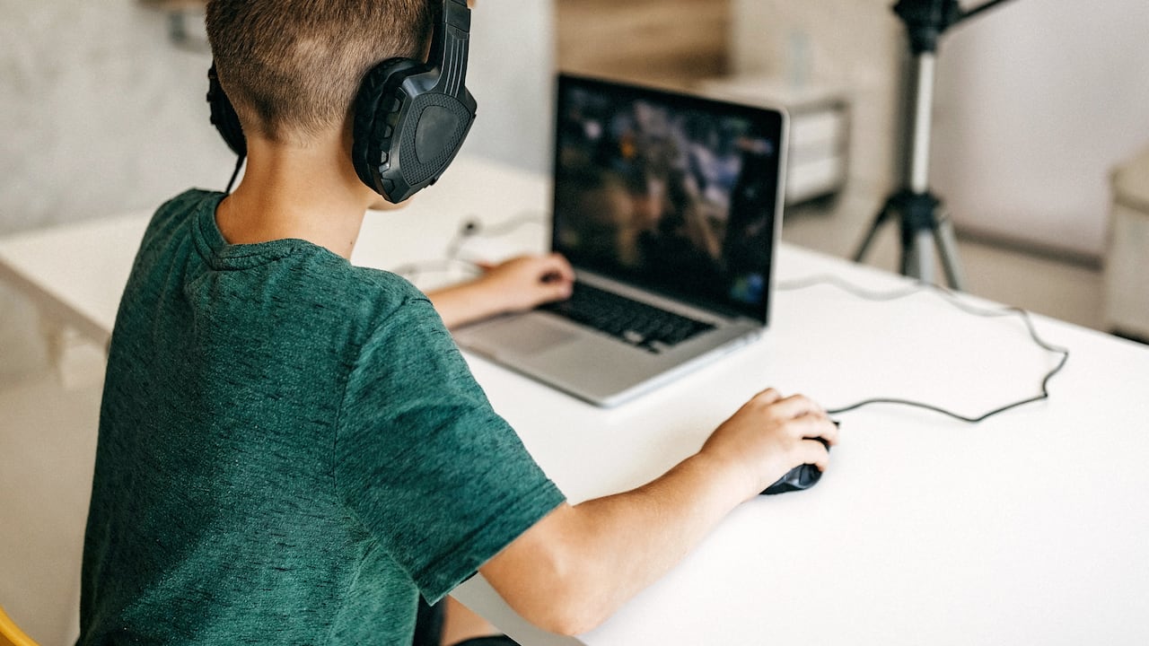 Alejarse de los dispositivos electrónicos podría ayudar a que el cerebro descanse por algunos periodos.