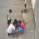 Niños jugando con pólvora sobre una rejilla. Foto: Twitter (@LeonardoUrlich)
