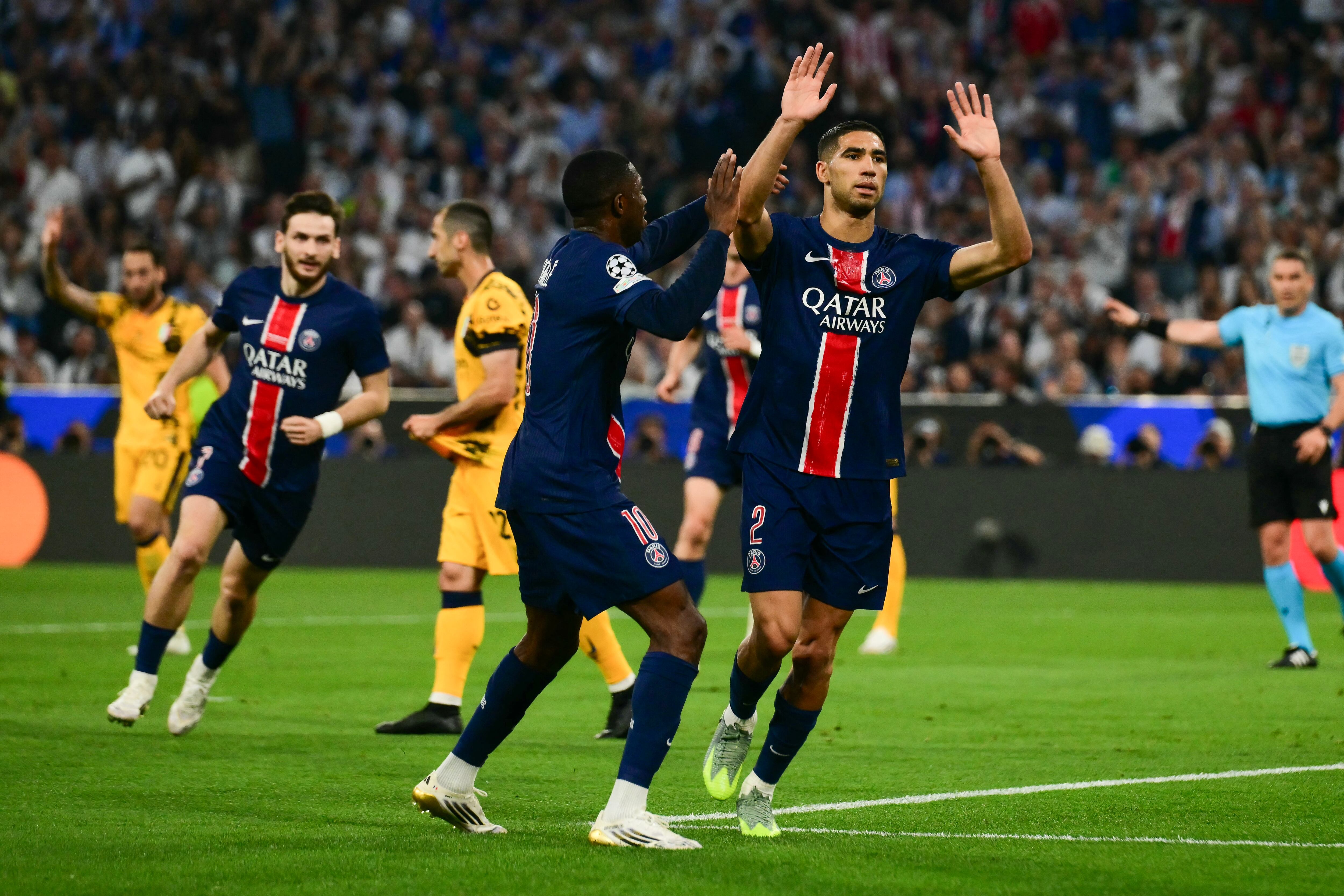 El defensa marroquí #02 del Paris Saint-Germain, Achraf Hakimi, celebra después de marcar durante la final de la UEFA Champions League.