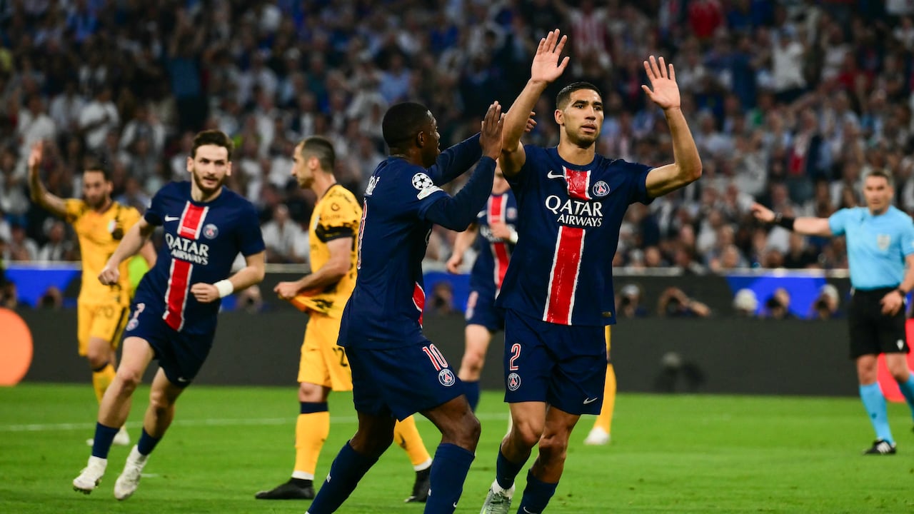 El defensa marroquí #02 del Paris Saint-Germain, Achraf Hakimi, celebra después de marcar durante la final de la UEFA Champions League.