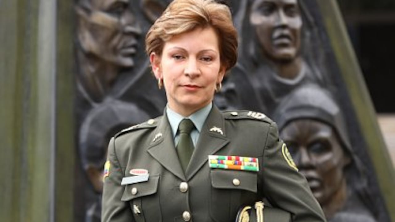 Generala Luz Marina Bustos, primera generala de la República.