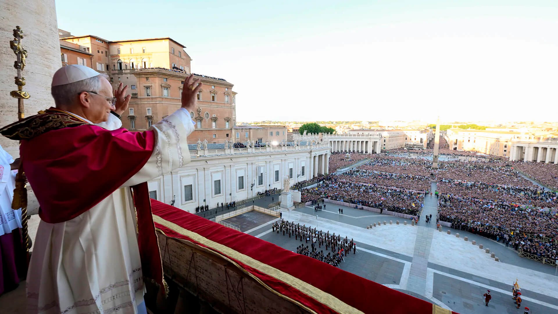 El recién elegido Papa León XIV saluda a los fieles y peregrinos reunidos en St. Plaza de San Pedro poco después de su elección, el jueves 8 de mayo de 2025