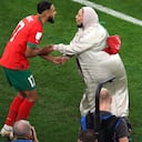 Sofiane Boufal disfrutó junto a su madre la clasificación de Marruevos a las semifinales de Qatar 2022.