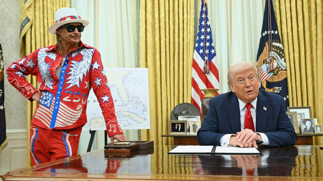 El presidente Donald Trump habla con la prensa antes de firmar una orden ejecutiva en la Oficina Oval de la Casa Blanca en Washington, el lunes 31 de marzo de 2025, mientras Kid Rock escucha. (Pool vía AP)