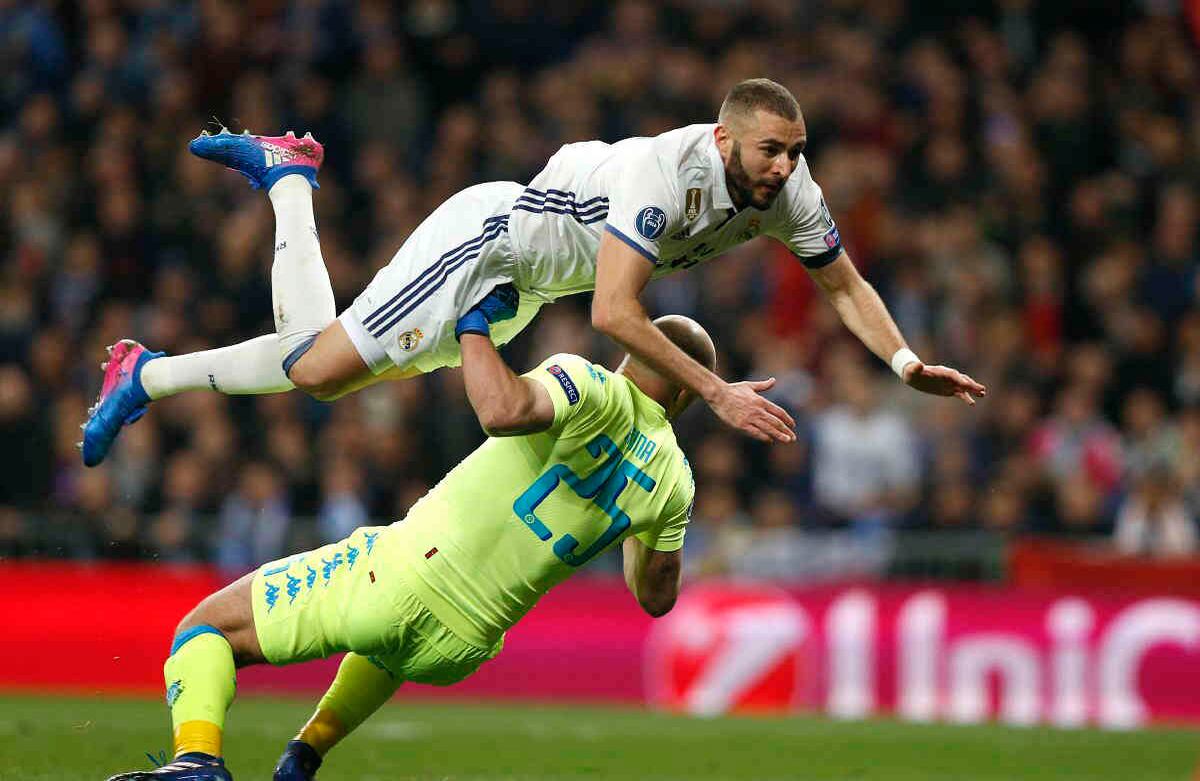 Karim Benzema, del Real Madrid, salta sobre el portero del Napoli Pepe Reina durante la ronda de los octavos de final de la Liga de Campeones, durante partido de fútbol entre el Real Madrid y Napoli en el estadio Santiago Bernabéu de Madrid, miércoles 15 de febrero de 2017. Ochoa de Olza)  