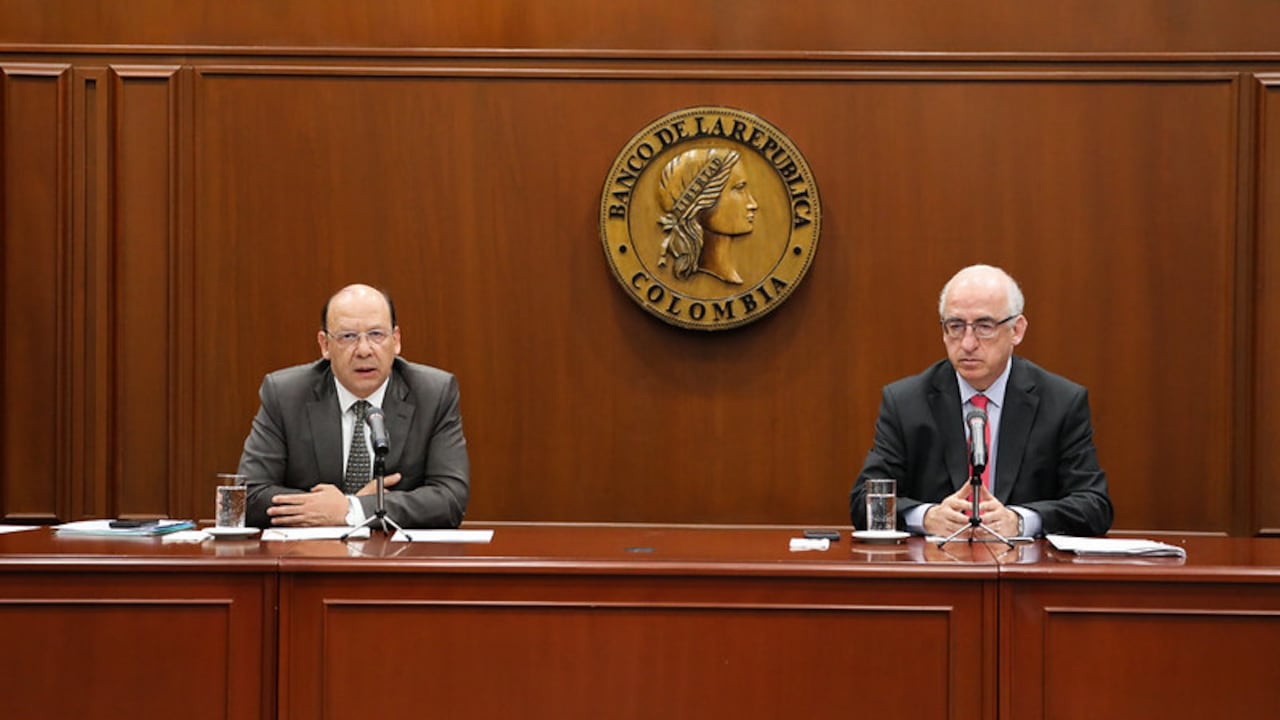 El ministro de Hacienda, Germán Ávila, en la junta directiva del Banco de la República.