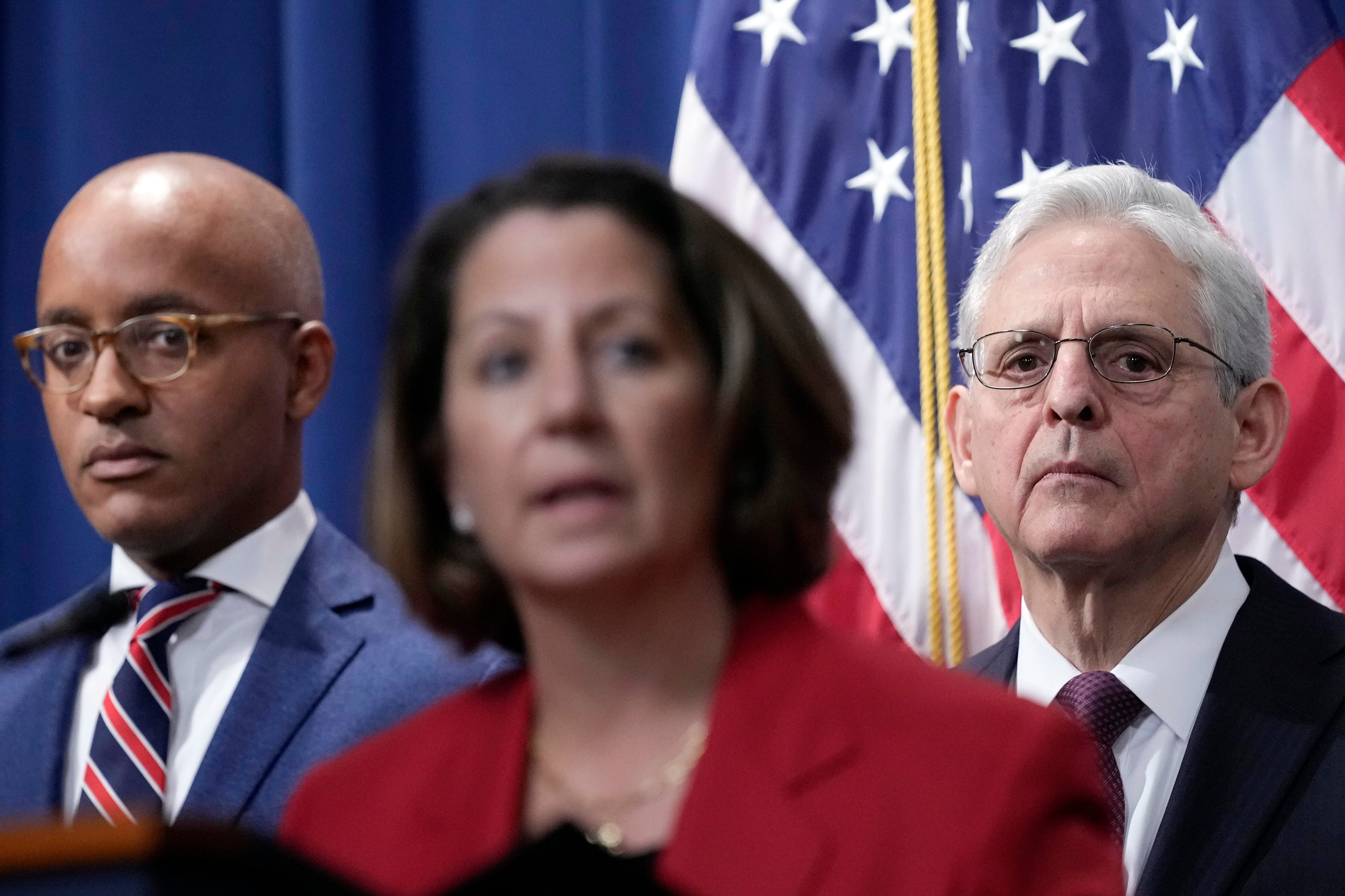 El Fiscal General Merrick Garland, a la derecha, y el Fiscal de los Estados Unidos para el Distrito Sur de Nueva York, Damian Williams, a la izquierda, escuchan mientras la Fiscal General Adjunta Lisa Monaco,  quien habla durante una conferencia de prensa donde El Departamento de Justicia acusó a 28 miembros del poderoso cártel de Sinaloa de México, incluidos los hijos del notorio narcotraficante Joaquín "El Chapo" Guzmán