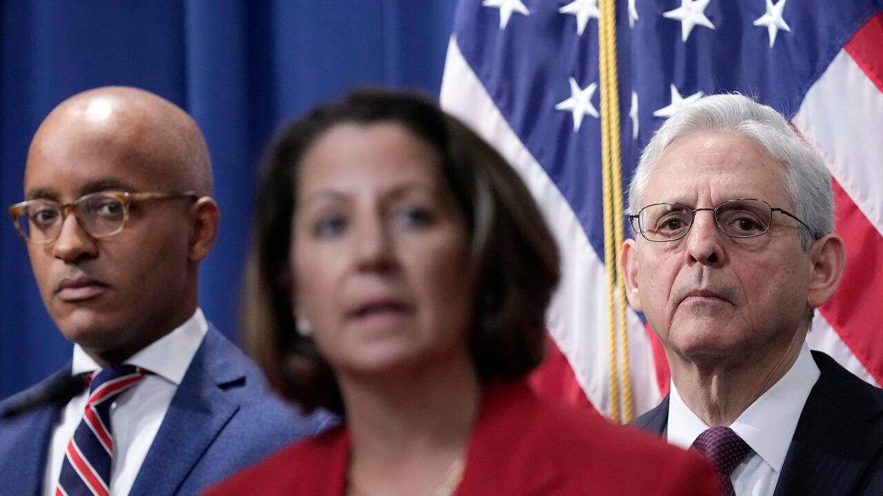 El Fiscal General Merrick Garland, a la derecha, y el Fiscal de los Estados Unidos para el Distrito Sur de Nueva York, Damian Williams, a la izquierda, escuchan mientras la Fiscal General Adjunta Lisa Monaco, quien habla durante una conferencia de prensa donde El Departamento de Justicia acusó a 28 miembros del poderoso cártel de Sinaloa de México, incluidos los hijos del notorio narcotraficante Joaquín "El Chapo" Guzmán