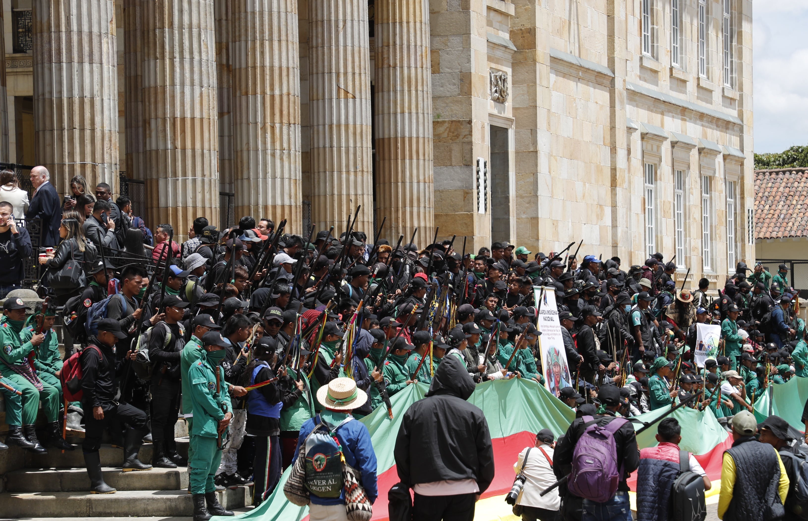 Indigenas en las afueras del Congreso