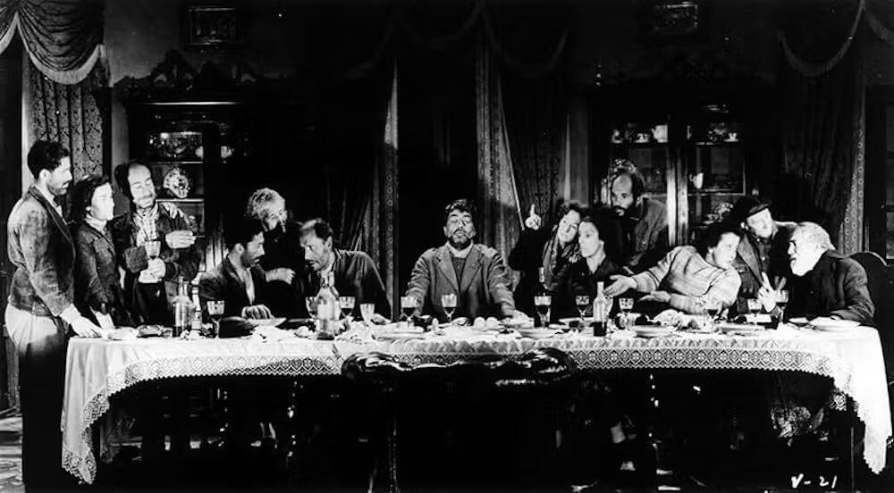 Fotograma de Viridiana en el que se recrea La última cena. FilmAffinity