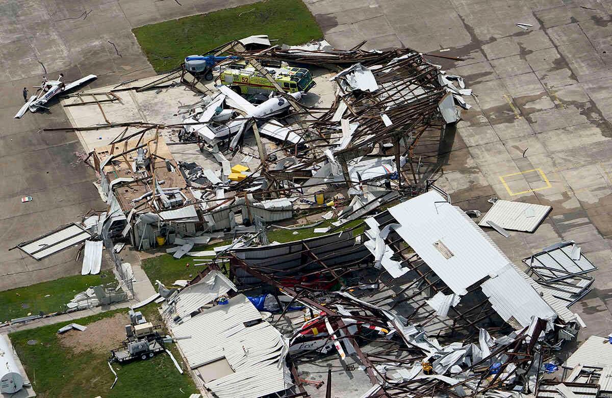 Se observa el hangar de un avión destruido el jueves 27 de agosto de 2020, luego del paso del huracán Laura por el área cercana a Lake Charles, en Luisiana. Foto: David J. Phillip / AP 
