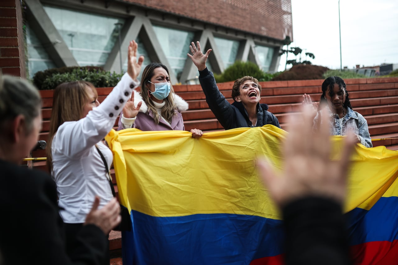 María Carolina Hoyos Turbay, hermana de Miguel Uribe Turbay .
#fuerzamiguel.