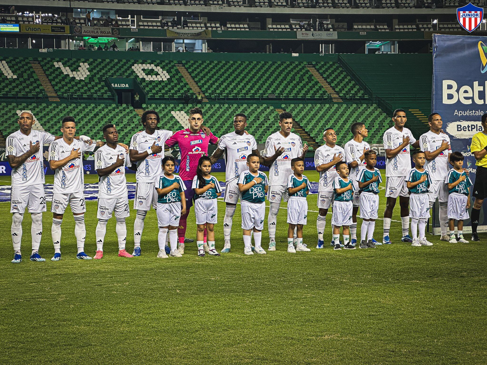 Junior durante los actos protocolarios en el estadio del Deportivo Cali