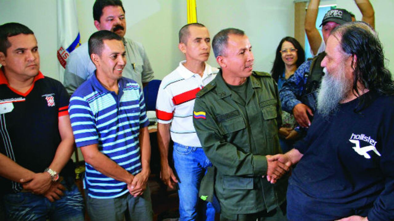 Elí Mejía Mendoza, alias ‘Martín Sombra’ (derecha), exjefe guerrillero.