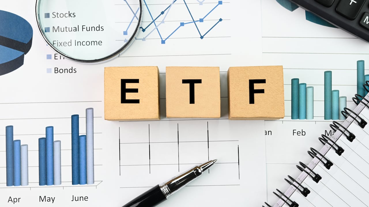 Los ETF (Exchange Traded Funds) son un producto de inversión que permite invertir en varios activos a la vez, replicando a un índice.