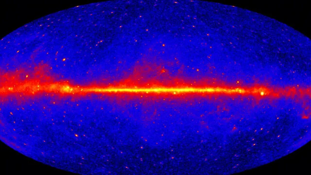 La imagen muestra una franja de luz que es marcada por los rayos gamma en la Vía Láctea.