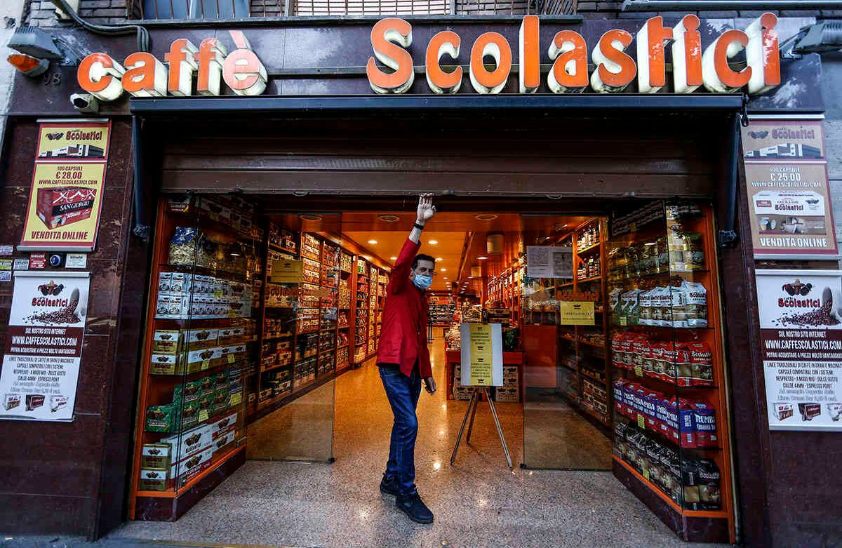 Reabrió una cafetería en Roma, pero sólo productos para llevar, este lunes 4 de mayo de 2020. Italia comenzó a agitarse nuevamente después de un cierre de coronavirus de dos meses, con 4,4 millones de italianos prestos para regresar al trabajo y con disminución de las restricciones a la circulación en el primer país europeo en cerrarse, en un intento por detener las infecciones por covid-19. (Cecilia Fabiano / LaPresse vía AP)