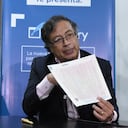 Gustavo Petro y Francia Márquez en la notaria firman documento de no expropiar