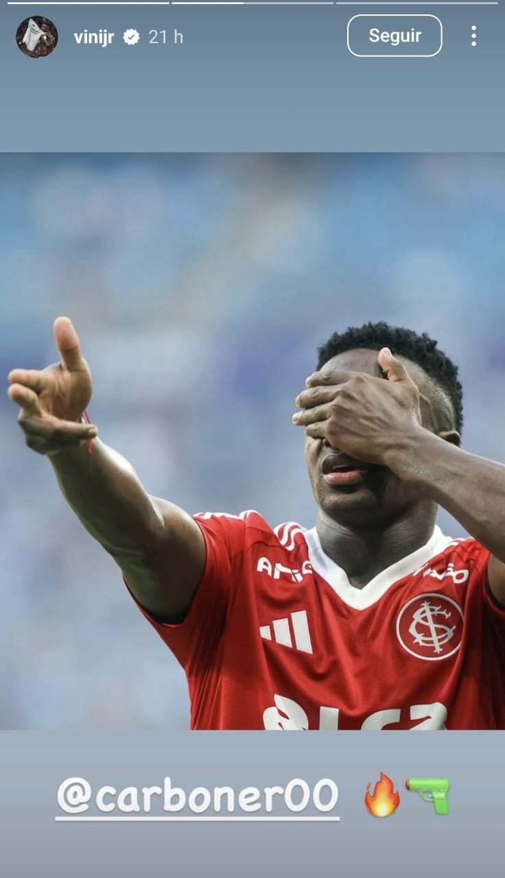 Johan Carbonero haciendo la celebración de Vinícius