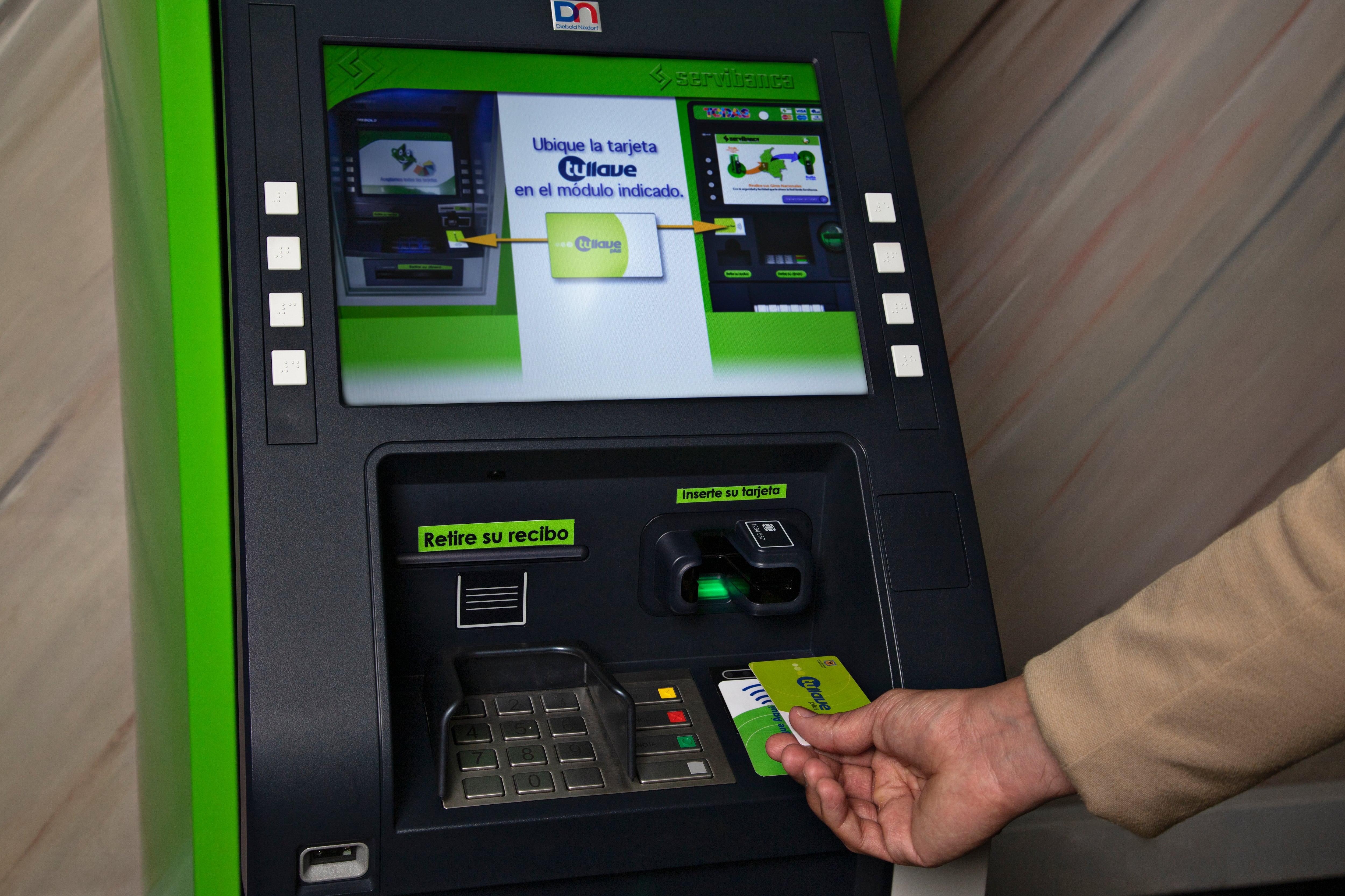 Algunos cajeros de Servibanca cuentan con la posibilidad de recargar la tarjeta tullave para acceder al servicio del SITP de Bogotá.
