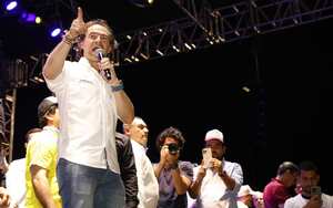 Federico Gutiérrez interviene durante su cierre de campaña en Cali.