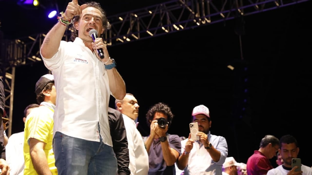 Federico Gutiérrez interviene durante su cierre de campaña en Cali.