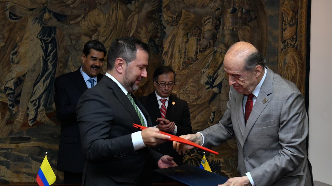 Canciller Álvaro Leyva y su homólogo venezolano, Yvan Gil, firmaron instrumento a través del cual se crea la "Comisión de Vecindad".