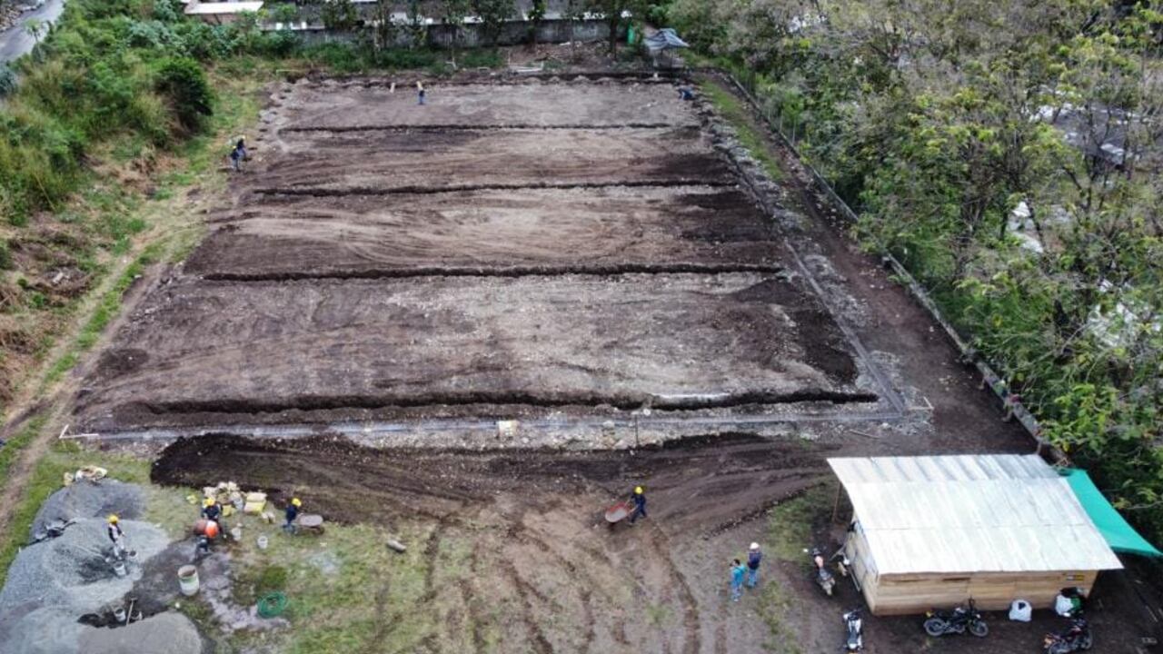 La administración municipal avanza en la adecuación de la cancha de fútbol 8 del Colegio Juan Enrique White.