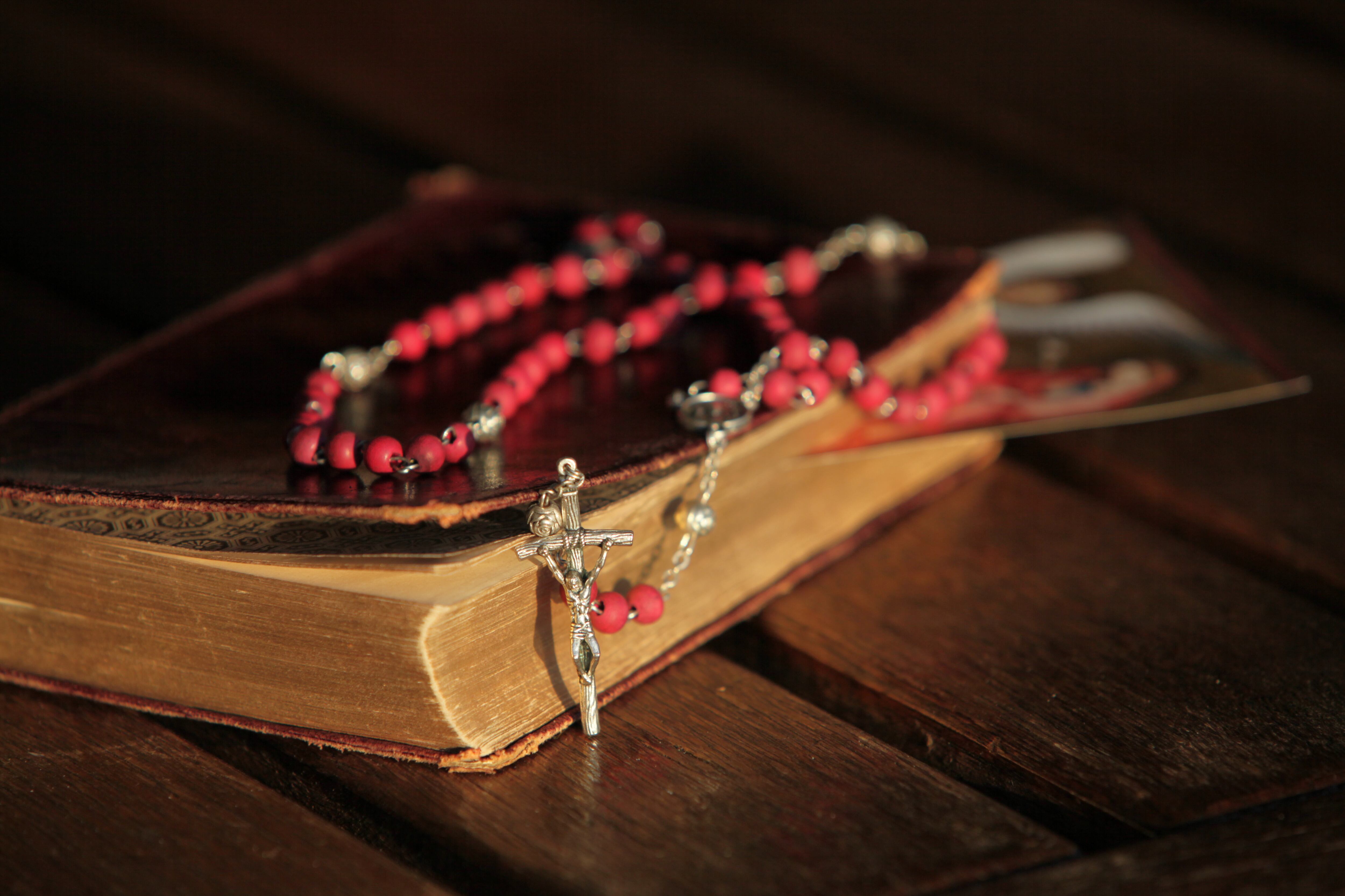 Biblia y camándula.