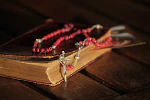 Biblia y camándula.