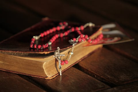 Biblia y camándula.